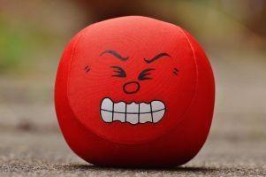 Roter Ball mit wütendem Gesicht