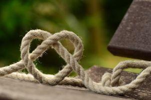 Ein Herz aus einem Seil geknotet steht stellvertretend für Bindungsstile in der Partnerschaft