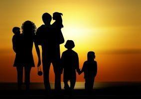 Familie im Sonnenuntergang